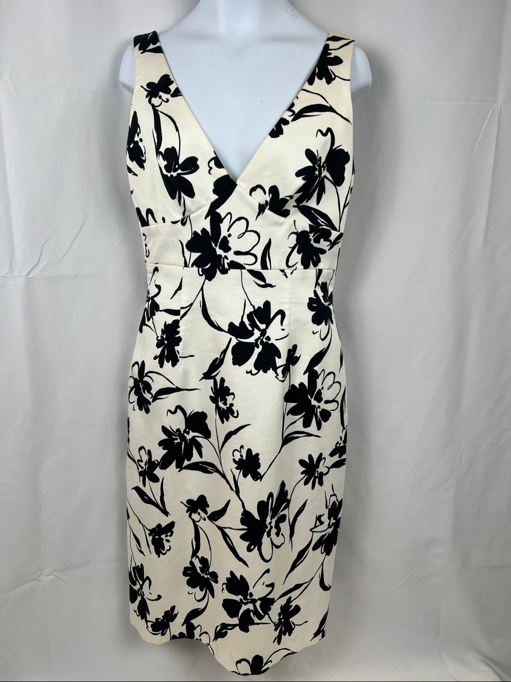 David Meister Sleeveless white & black floral print V-neck sheath dress Sz 2 EUC